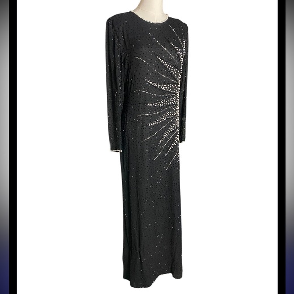 Stunning
Vintage Oleg Cassini Black Silk Beaded & Sequin Gown, Starburst Size 10 - Picture 7 of 13